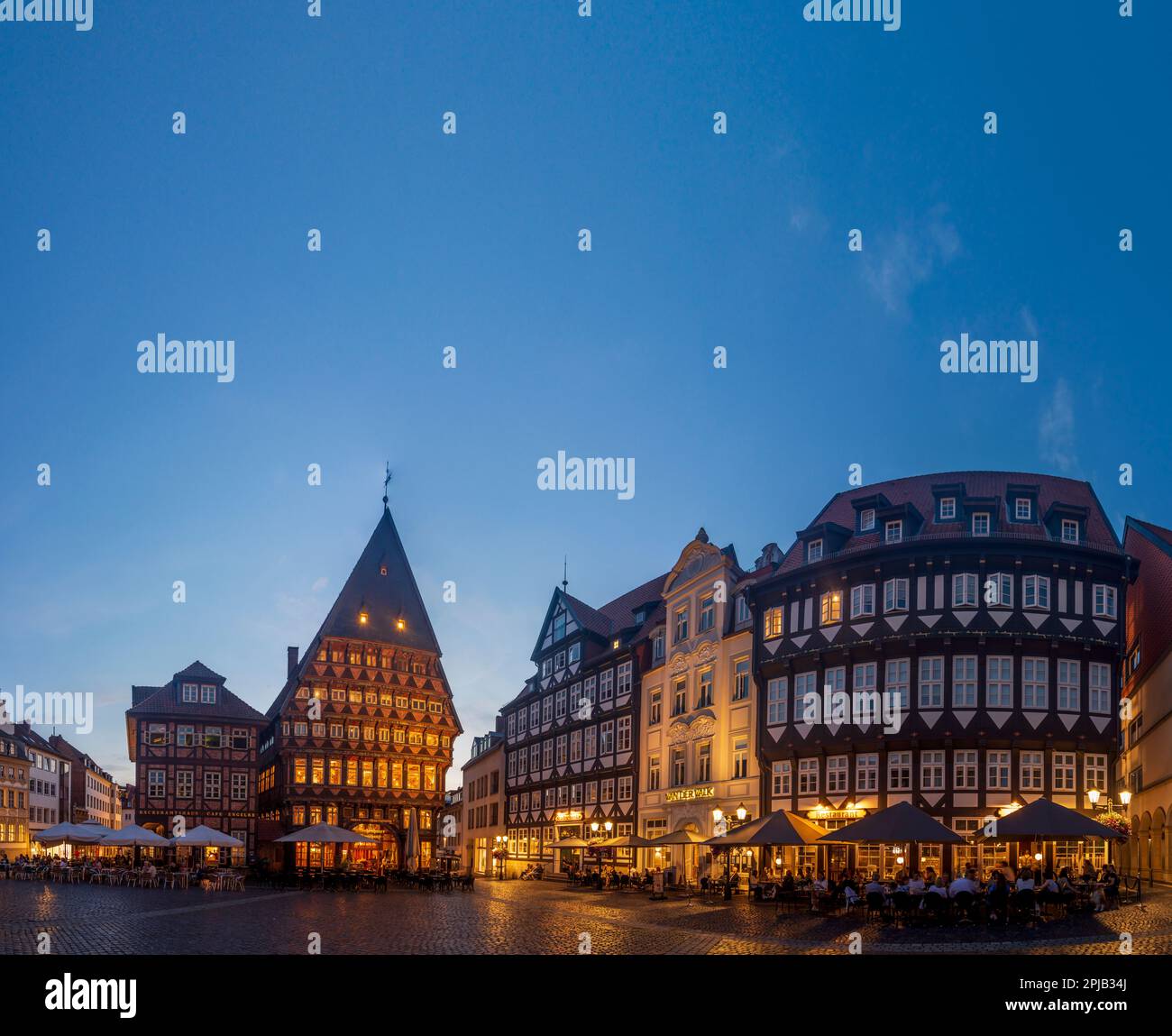 Hildesheim: Marktplatz, Bäckeramtshaus, Knochenhaueramtshaus, Restaurant Gildehaus (rechts), Freiluft-Res Stockfoto