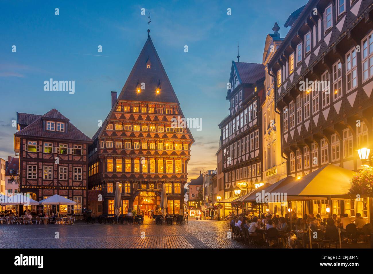 Hildesheim: Marktplatz, Bäckeramtshaus, Knochenhaueramtshaus, Restaurant Gildehaus (rechts), Freiluft-Res Stockfoto
