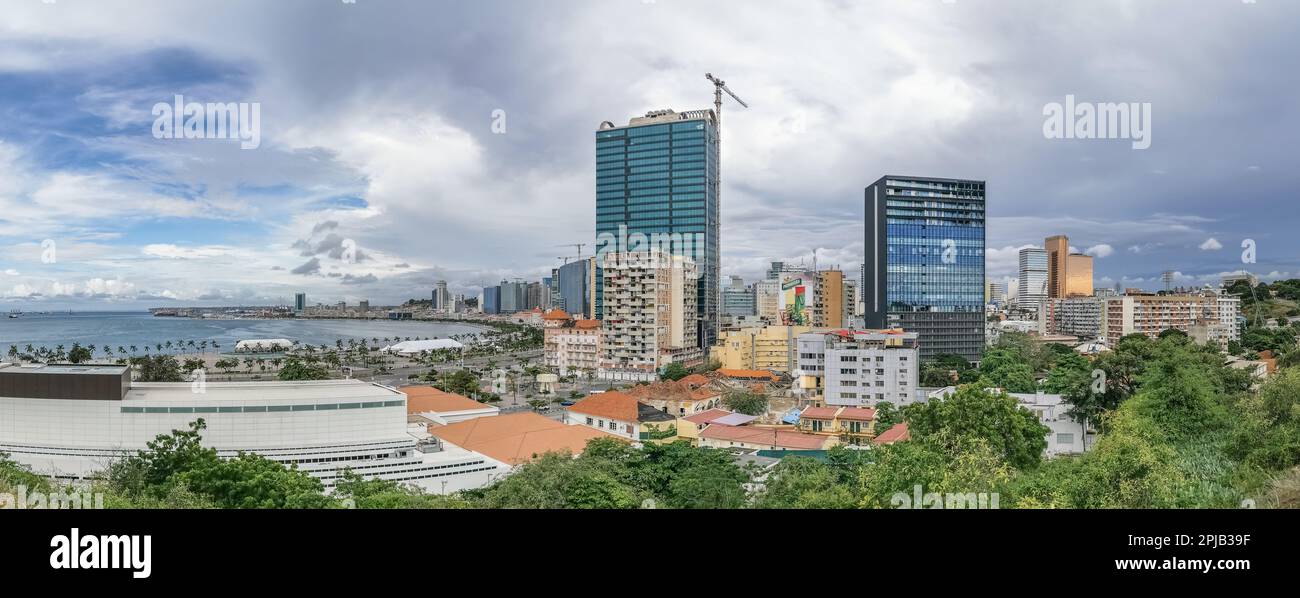 Luanda Angola - 03 24 2023: Atemberaubender Panoramablick auf Downtown Luanda, Bucht, Cabo Island und Hafen von Luanda, marginale und zentrale Gebäude, in Stockfoto