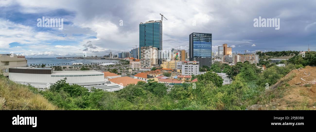 Luanda Angola - 03 24 2023: Atemberaubender Panoramablick auf Downtown Luanda, Bucht, Cabo Island und Hafen von Luanda, marginale und zentrale Gebäude, in Stockfoto