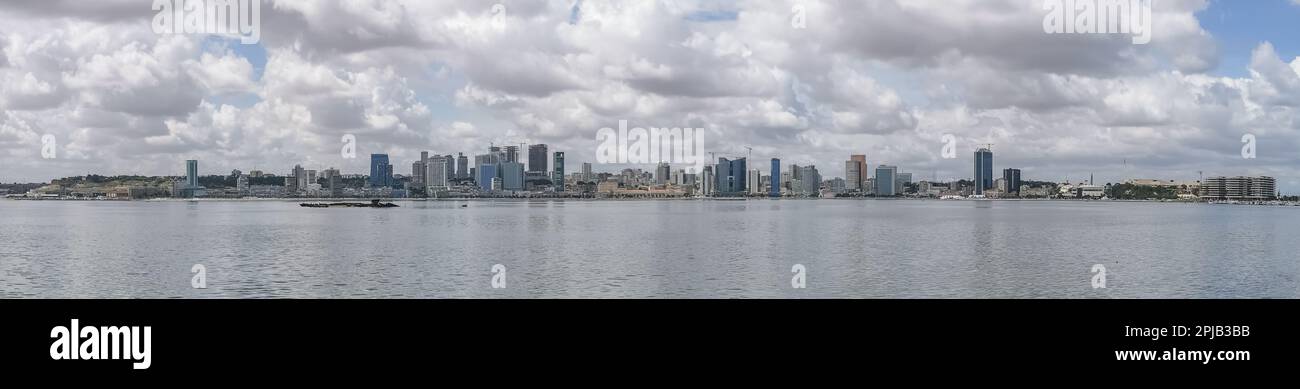 Panoramablick auf die Innenstadt von Luanda mit Skyline-Gebäuden, Luanda Bay, Cabo Island und Hafen von Luanda, Luanda Festung, Marginal und Hi Stockfoto
