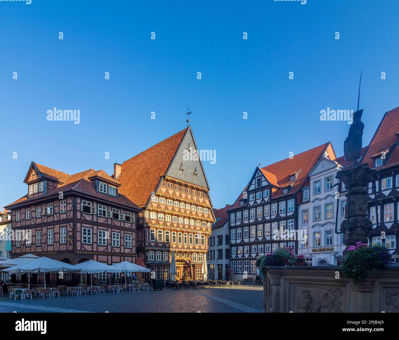 Hildesheim: Marktplatz, Bäckeramtshaus, Knochenhaueramtshaus, Fachwerkhaus, Brunnen Rolandsbrunn Stockfoto