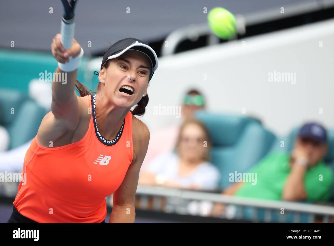 MIAMI GARDENS, FLORIDA - 31. MÄRZ: Petra Kvitova aus der Tschechischen Republik feiert ihren Sieg über Sorana Cirstea von Rumänien im Halbfinale der Frauen-Singles bei den Miami Open im Hard Rock Stadium am 31. März 2023 in Miami Gardens, Florida. Leute: Sorana Cirstea Credit: Storms Media Group/Alamy Live News Stockfoto