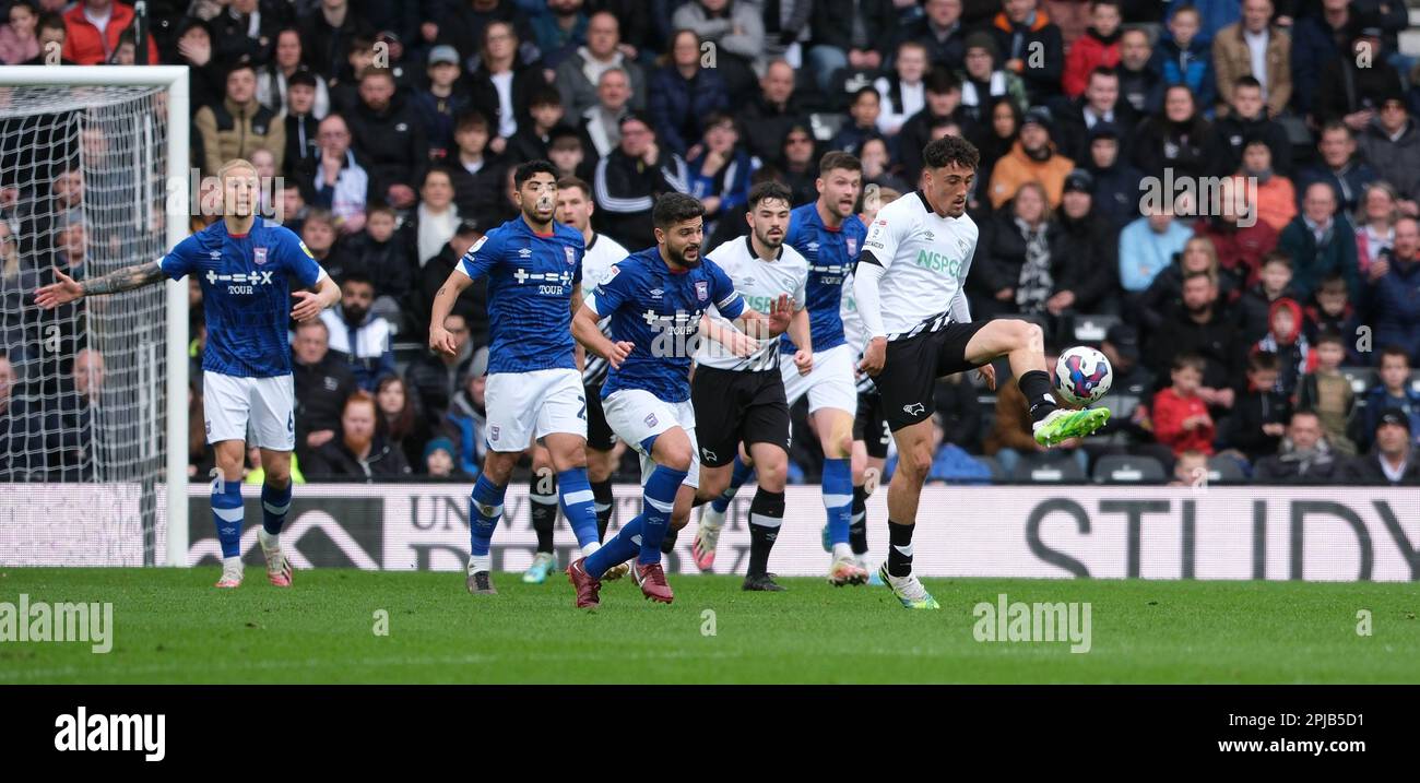 Pride Park, Derby, Derbyshire, Großbritannien. 1. April 2023. League One Football, Derby County gegen Ipswich Town; Haydon Roberts aus Derby County gibt den Ball frei Credit: Action Plus Sports/Alamy Live News Stockfoto