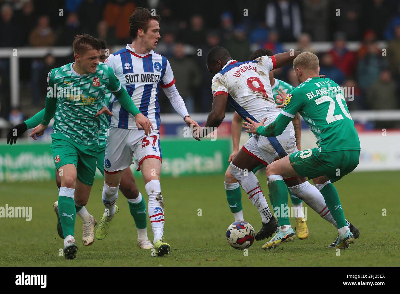 Hartlepool United's Josh Umerah kämpft mit Frazer Blake-Tracy von Swindon Town während des Spiels der Sky Bet League 2 zwischen Hartlepool United und Swindon Town im Victoria Park, Hartlepool, am Samstag, den 1. April 2023. (Foto: Mark Fletcher | MI News) Guthaben: MI News & Sport /Alamy Live News Stockfoto