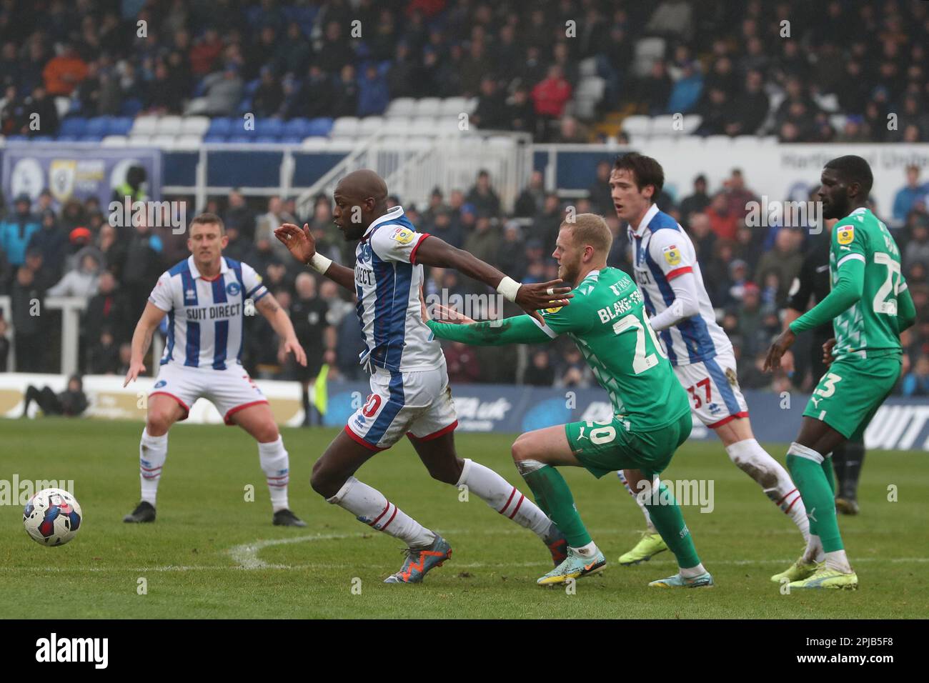 Mohamed Sylla von Hartlepool United in Aktion mit Frazer Blake-Tracy von Swindon Town während des Spiels der Sky Bet League 2 zwischen Hartlepool United und Swindon Town im Victoria Park, Hartlepool, am Samstag, den 1. April 2023. (Foto: Mark Fletcher | MI News) Guthaben: MI News & Sport /Alamy Live News Stockfoto