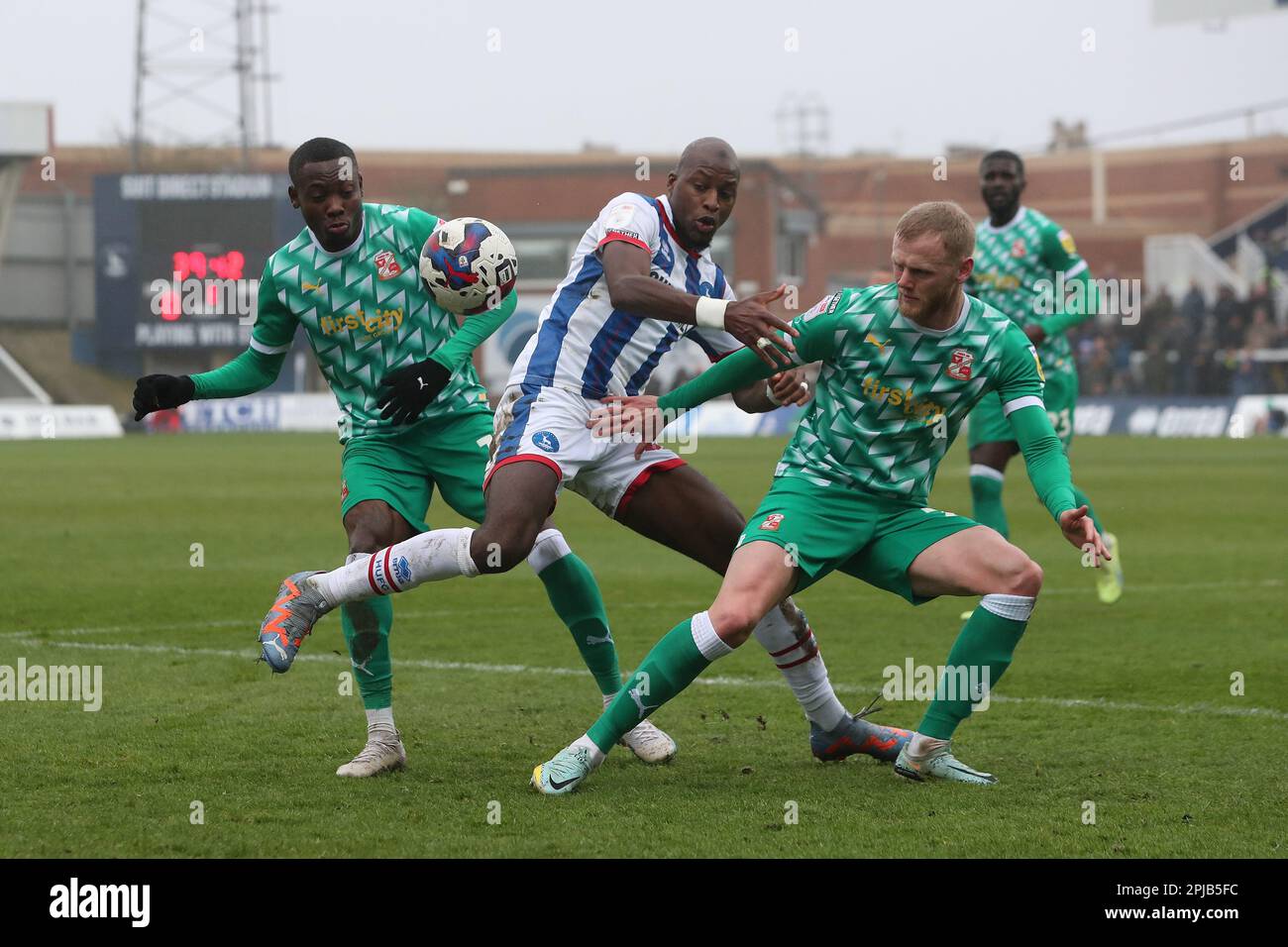 Hartlepool United's Mohamed Sylla kämpft mit Frazer Blake-Tracy aus Swindon Town während des Spiels der Sky Bet League 2 zwischen Hartlepool United und Swindon Town im Victoria Park, Hartlepool, am Samstag, den 1. April 2023. (Foto: Mark Fletcher | MI News) Guthaben: MI News & Sport /Alamy Live News Stockfoto