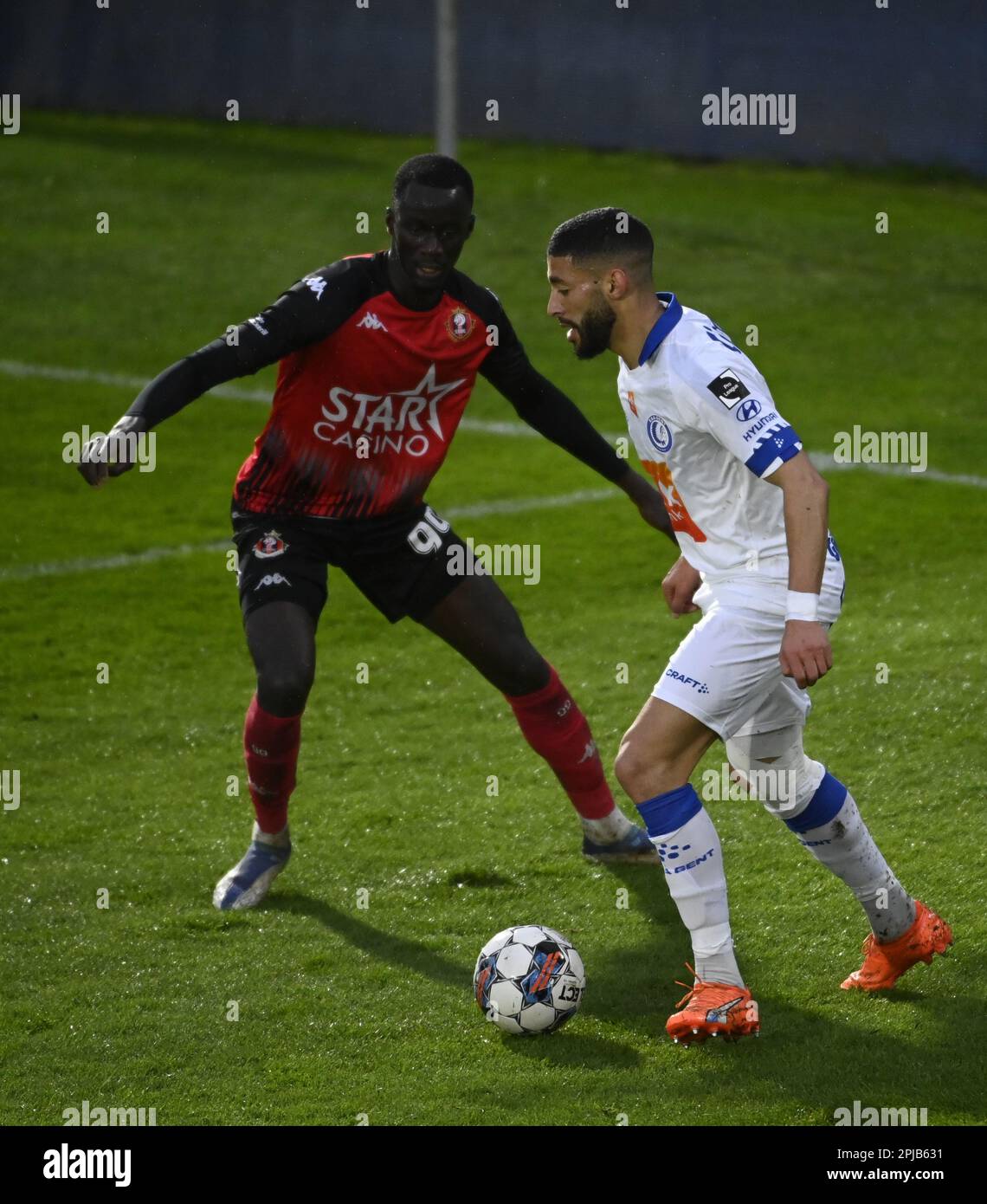 Seraing, Belgien. 01. April 2023. Gents Tarik Tissoudali kontrolliert den Ball während eines Fußballspiels zwischen RFC Seraing und KAA Gent, Samstag, den 01. April 2023 in Seraing, am 31. Tag der ersten Division der belgischen Meisterschaft „Jupiler Pro League“ von 2022-2023. BELGA FOTO JOHN THYS Kredit: Belga News Agency/Alamy Live News Stockfoto