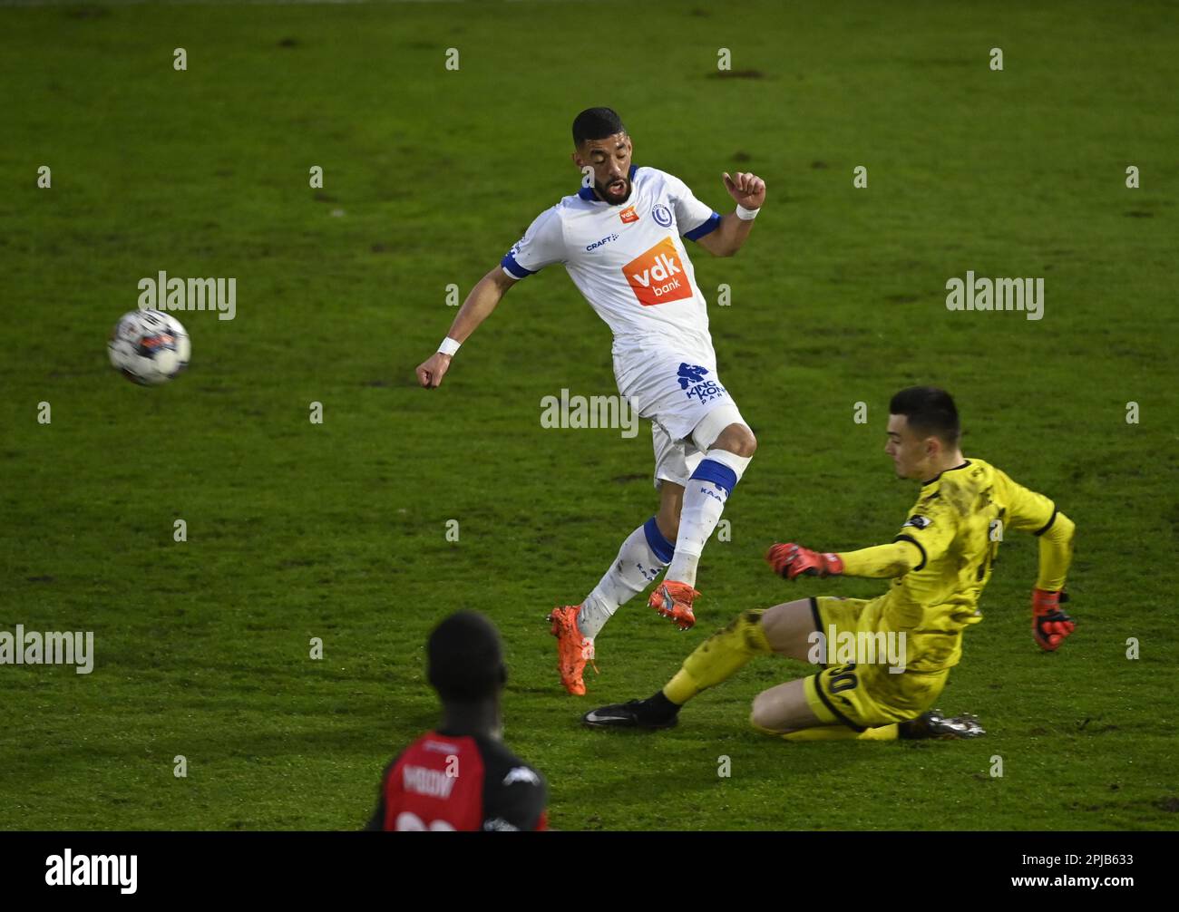 Seraing, Belgien. 01. April 2023. Gents Tarik Tissoudali und Seraings Torwart Guillaume Dietsch kämpfen bei einem Fußballspiel zwischen RFC Seraing und KAA Gent am Samstag, den 01. April 2023 in Seraing, am 31. Tag der ersten Division der belgischen Meisterschaft „Jupiler Pro League“ 2022-2023 um den Ball. BELGA FOTO JOHN THYS Kredit: Belga News Agency/Alamy Live News Stockfoto