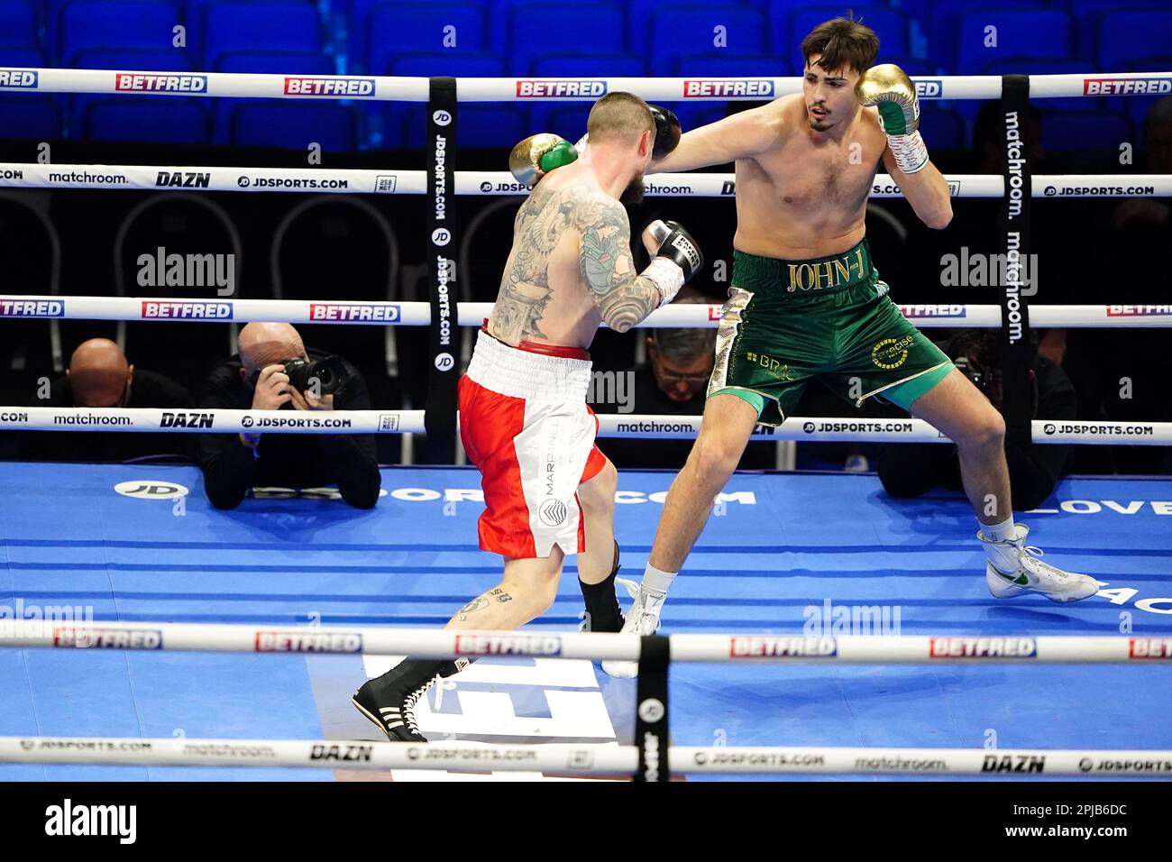 John Hedges (rechts) in Aktion gegen Daniel Bocianski im internationalen Leichtgewicht-Wettbewerb der O2 in London. Foto: Samstag, 1. April 2023. Stockfoto