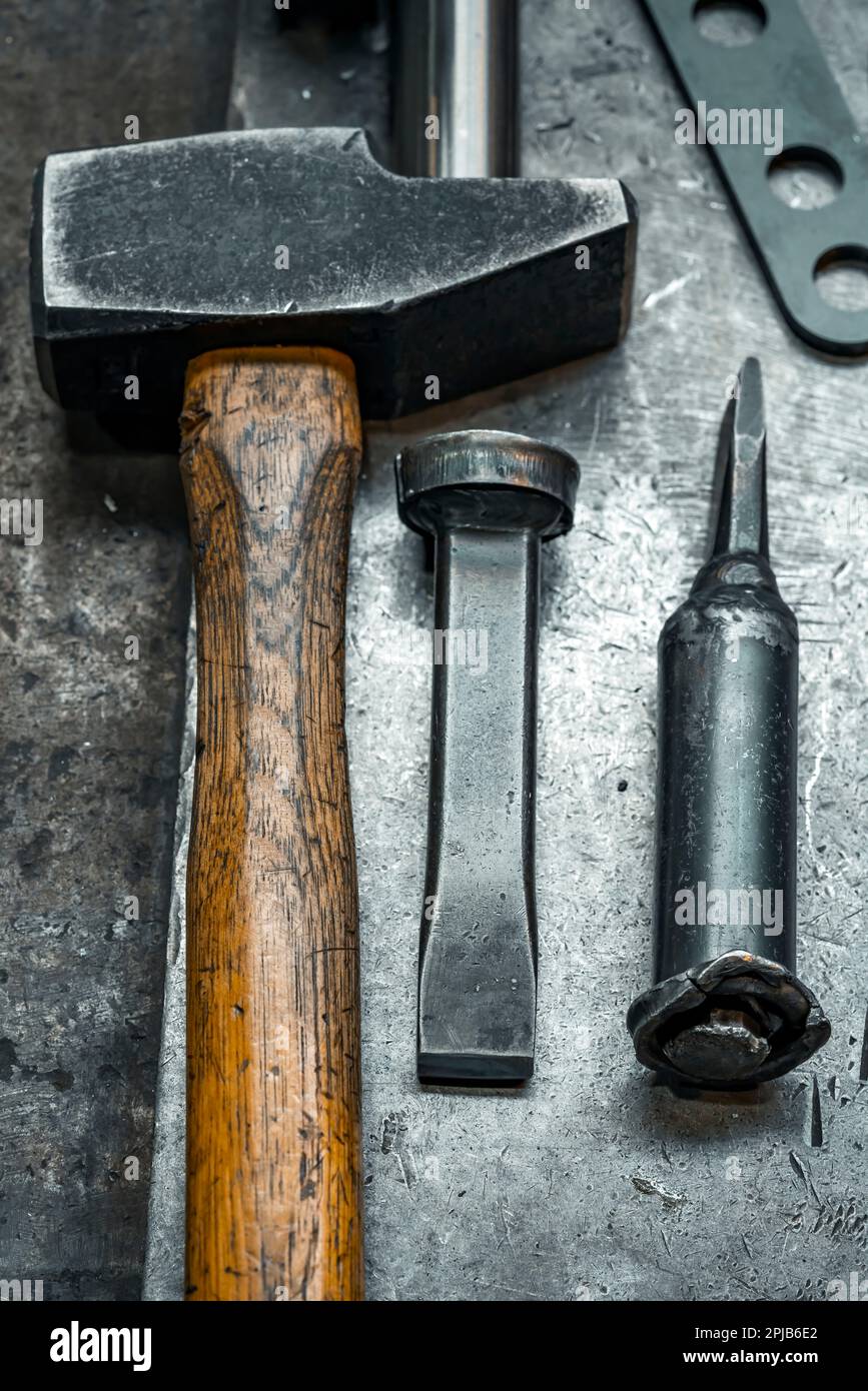 Vertikaler Wettbewerb des Hammers in einem Industrielager in Frankreich Stockfoto