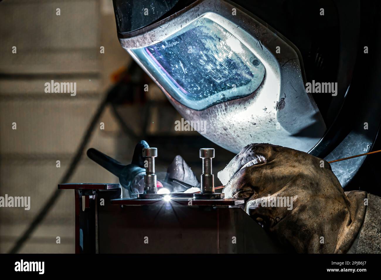 Blick auf den Schweißer bei der Arbeit in einer Werkstatt in Frankreich Stockfoto