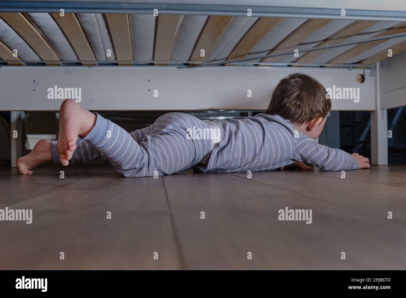 Kind Legt Sich Auf Den Boden Autismus www.alamy.de