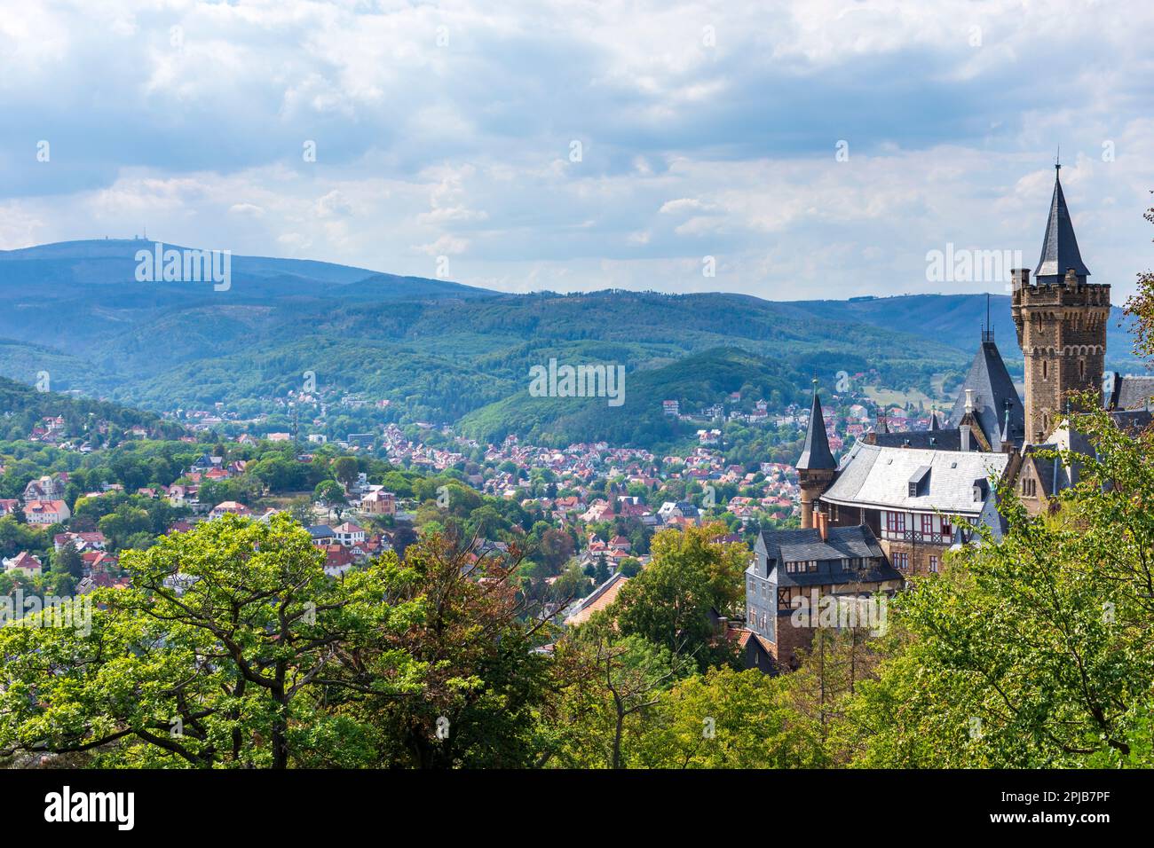 Wernigerode: Schloss Wernigerode, Blick auf Wernigerode und den Berg Brocken in Harz, Sachsen-Anhalt, Sachsen-Anhalt, Deutschland Stockfoto