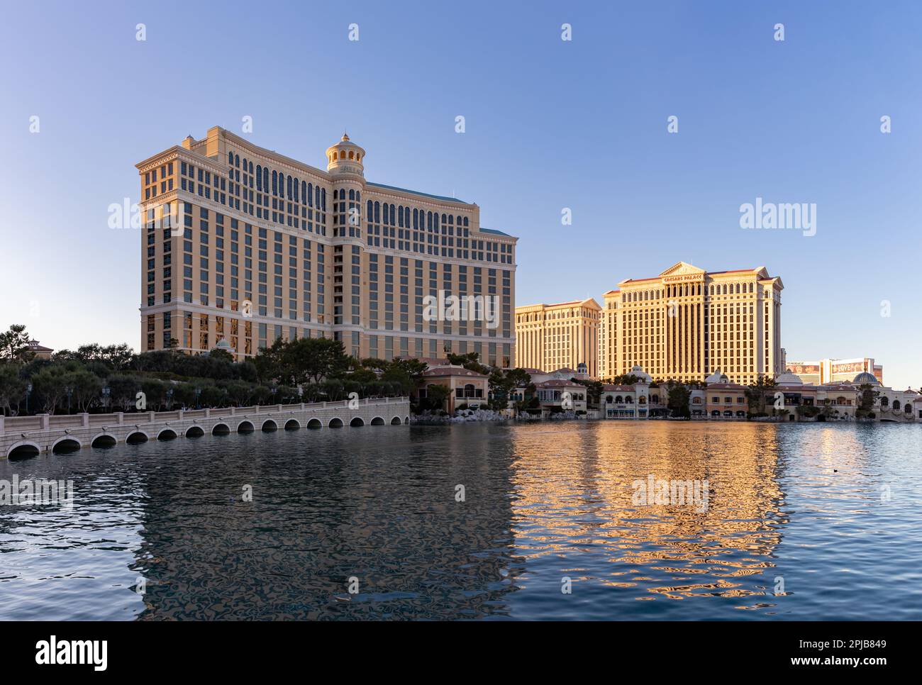 Ein Bild vom Bellagio Hotel und Casino und dem Caesars Palace, das auf dem Bellagio Brunnen reflektiert wird. Stockfoto