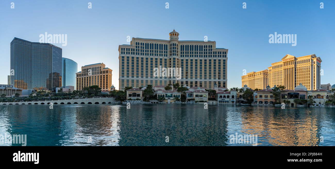 Ein Bild vom Bellagio Hotel und Casino, dem Caesars Palace und dem Cosmopolitan von Las Vegas, das sich bei Sonnenuntergang am Bellagio-Brunnen widerspiegelt. Stockfoto