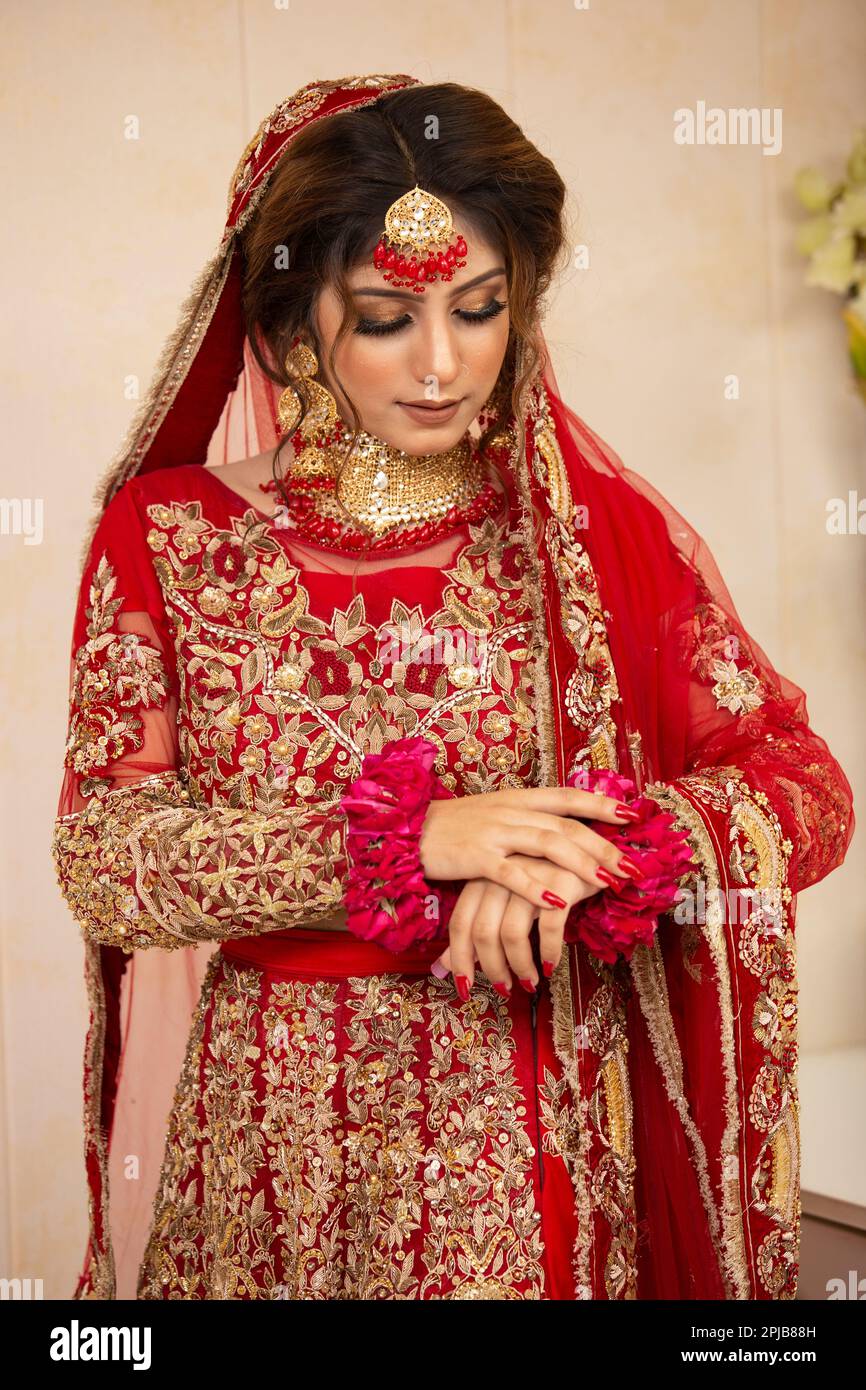 Indische Braut in traditioneller Hochzeitskleidung Stockfoto