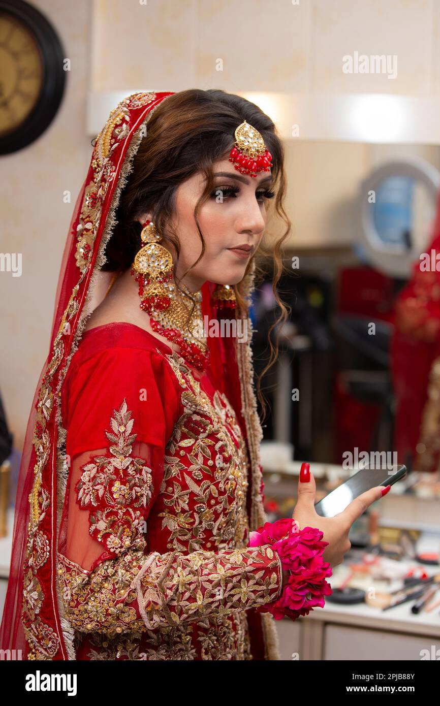 Indische Braut in traditioneller Hochzeitskleidung Stockfoto