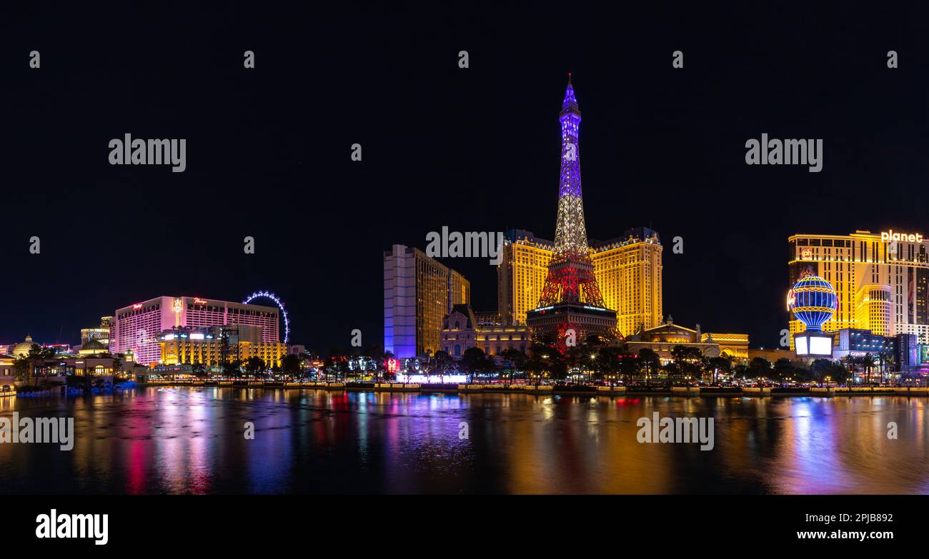 Ein Bild des Paris Las Vegas, des Flamingo Las Vegas Hotel and Casino und des Planet Hollywood Las Vegas Resort and Casino spiegelt sich im Bellag wider Stockfoto