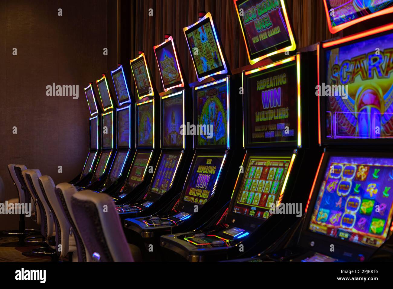 Ein Bild von farbenfrohen digitalen Spielautomaten in einem Casino. Stockfoto