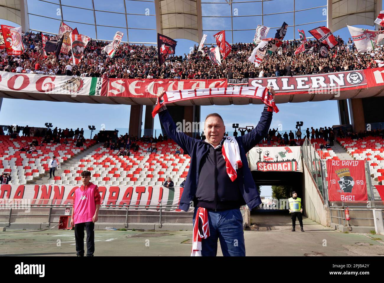 Bari, Italien. 01. April 2023. Stadion San Nicola, Bari, Italien, 01. April 2023, David Platt SSC Bari Legende bei SSC Bari vs. Benevento Calcio - italienischer Fußball Serie B Spiel Credit: Live Media Publishing Group/Alamy Live News Stockfoto