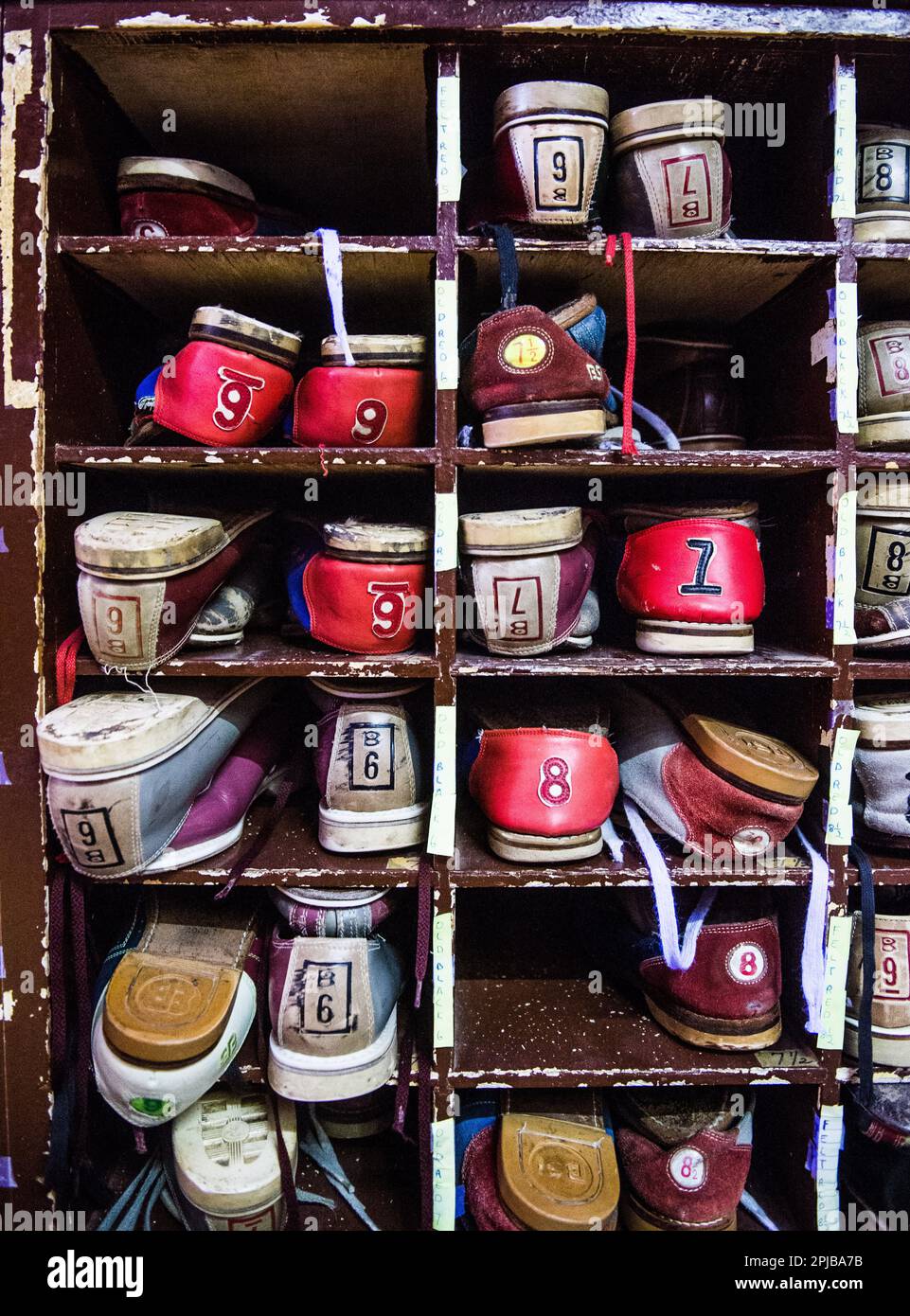 Bowlingschuhe auf einer Bowlingbahn Stockfoto