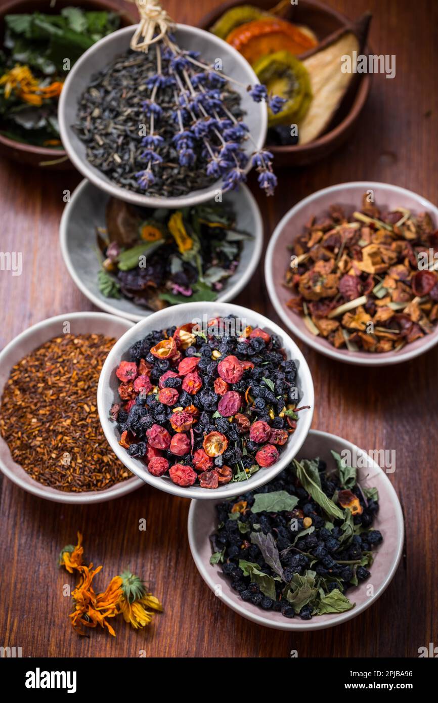 Sortiment von Kräuter- und Tee in Schalen Stockfoto