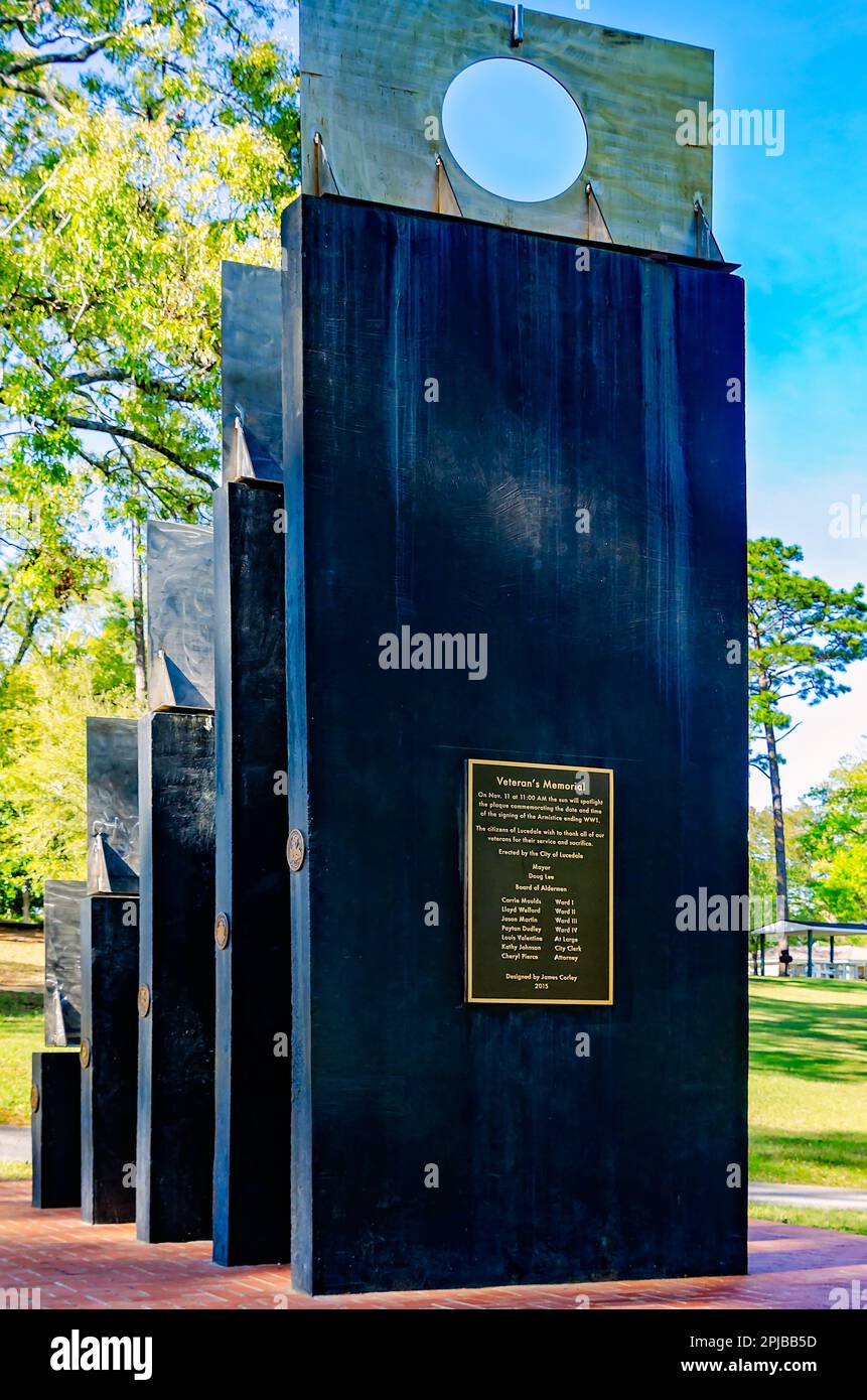 Ein Veteran's Memorial in Form einer Sonnenuhr steht am 20. März 2023 im Lucedale City Park in Lucedale, Mississippi. Stockfoto