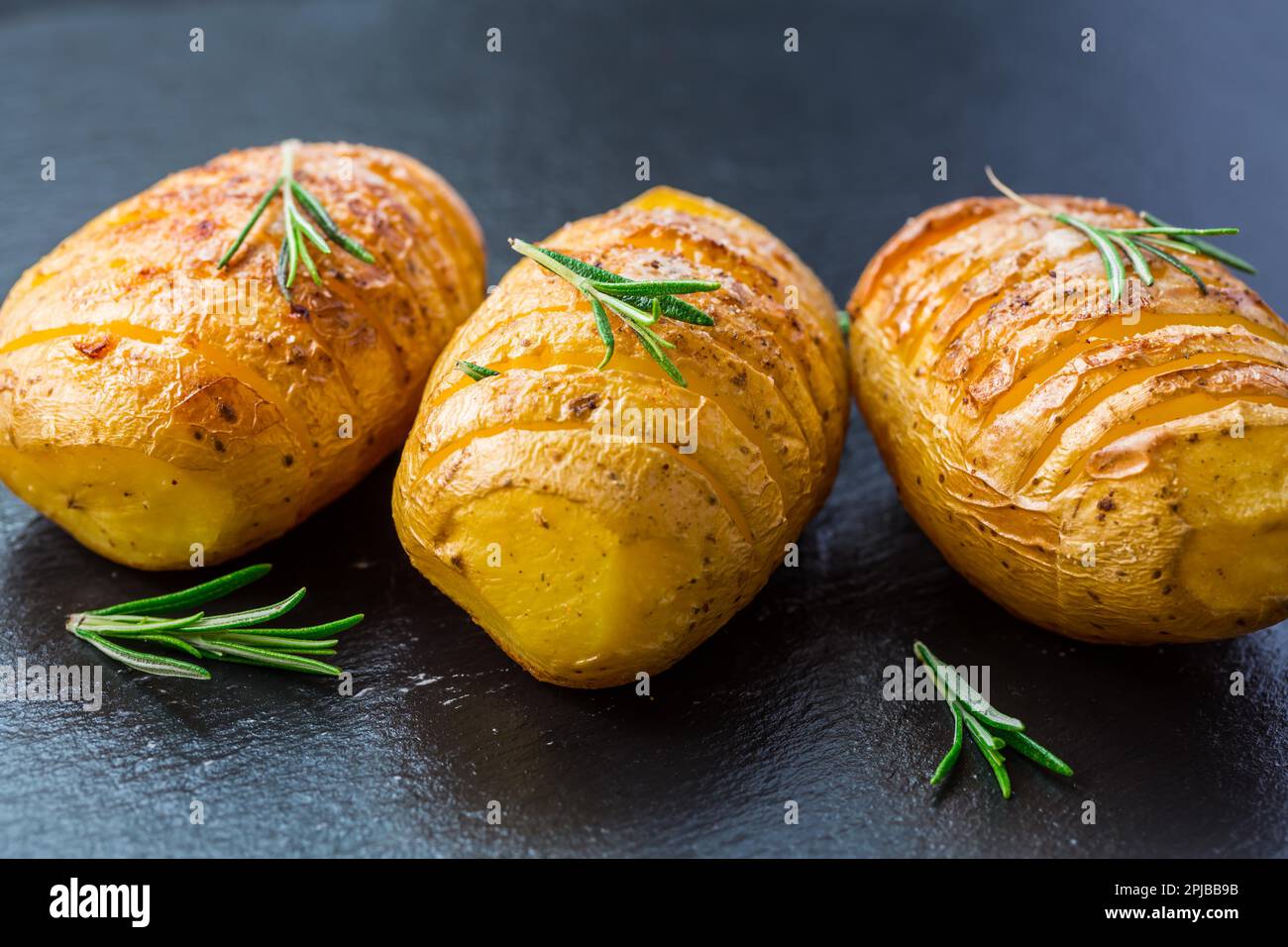Kartoffeln aus Hasselback. Kartoffeln aus Schweden mit Knoblauch und ...