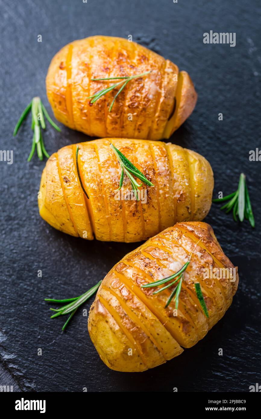 Kartoffeln aus Hasselback. Kartoffeln aus Schweden mit Knoblauch und ...
