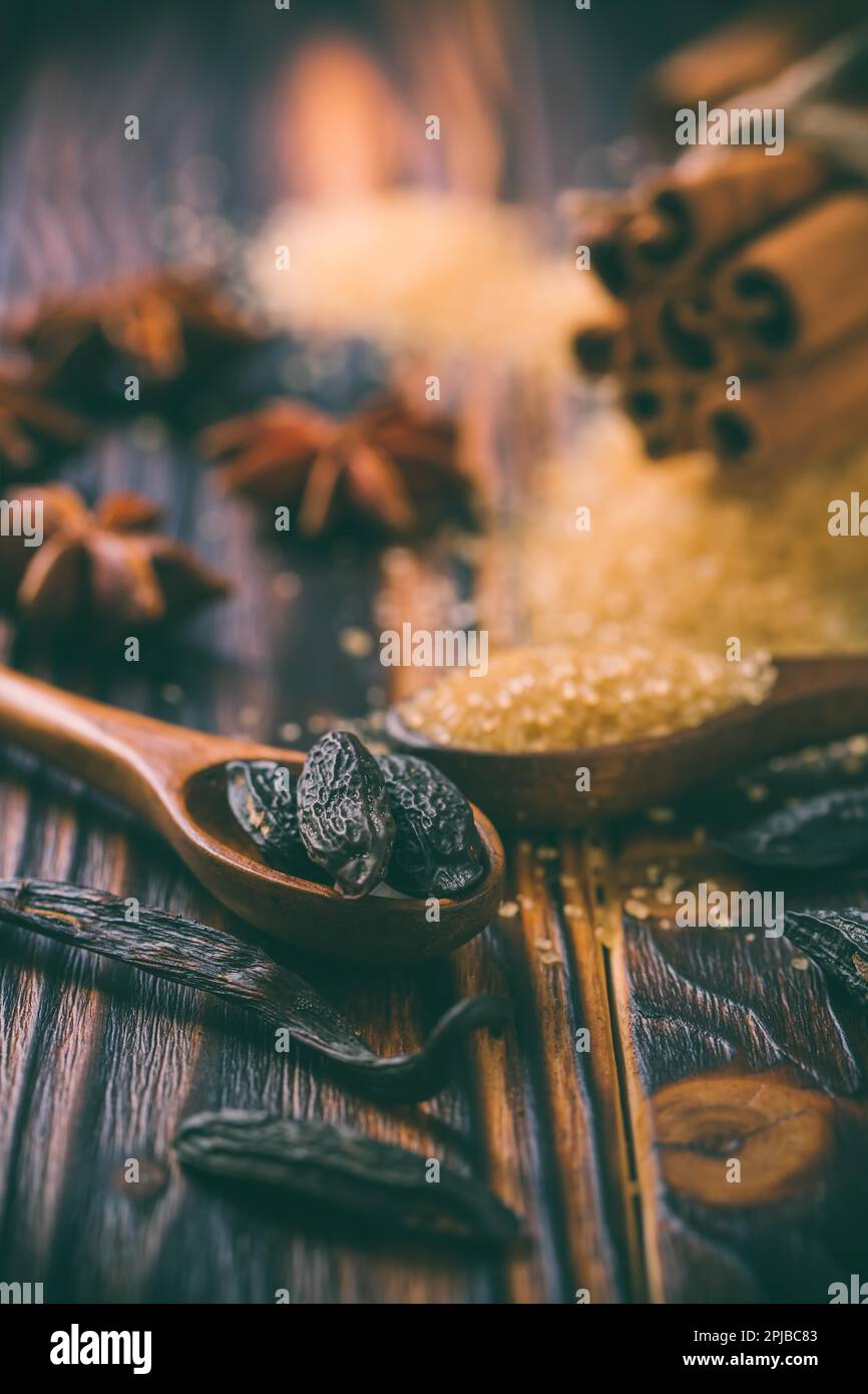 Duftende Gewürze zum Weihnachtsbacken auf Holzhintergrund Stockfoto