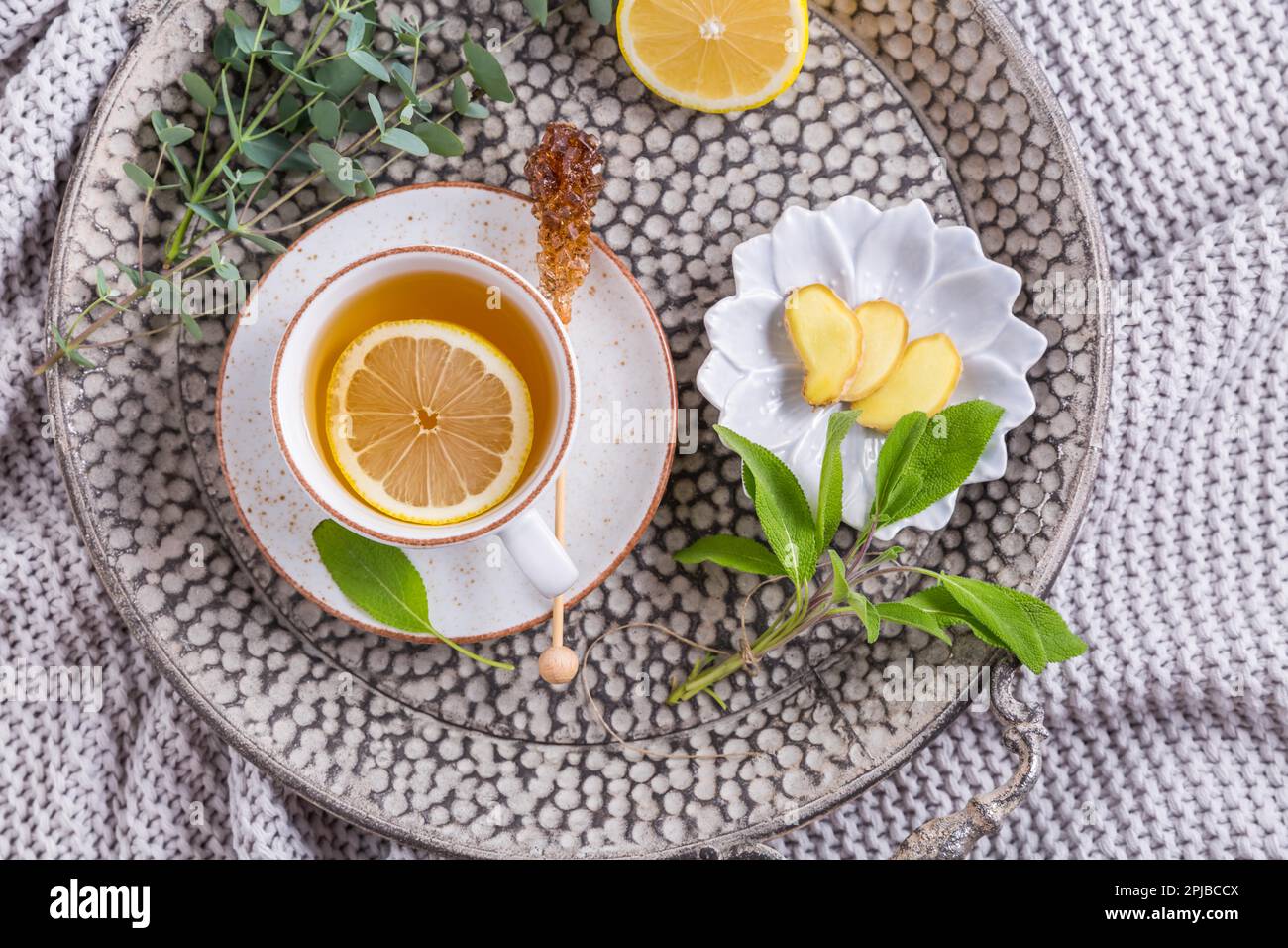Gesunde Entgiftung Ingwer und Salbei Tee mit Zitrone auf Tablett Stockfoto