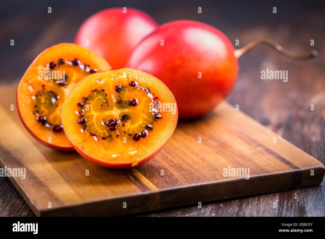 Organischer Tamarillo (Solanum betaceum) (Baumtomate) auf Schneidebrett Stockfoto