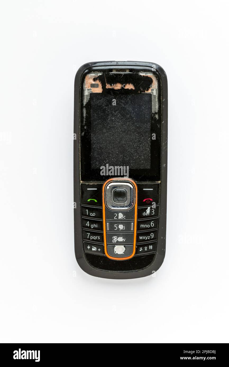 Altes, abgenutztes und beschädigtes Nokia 2600 Classic Mobiltelefon, Großbritannien Stockfoto