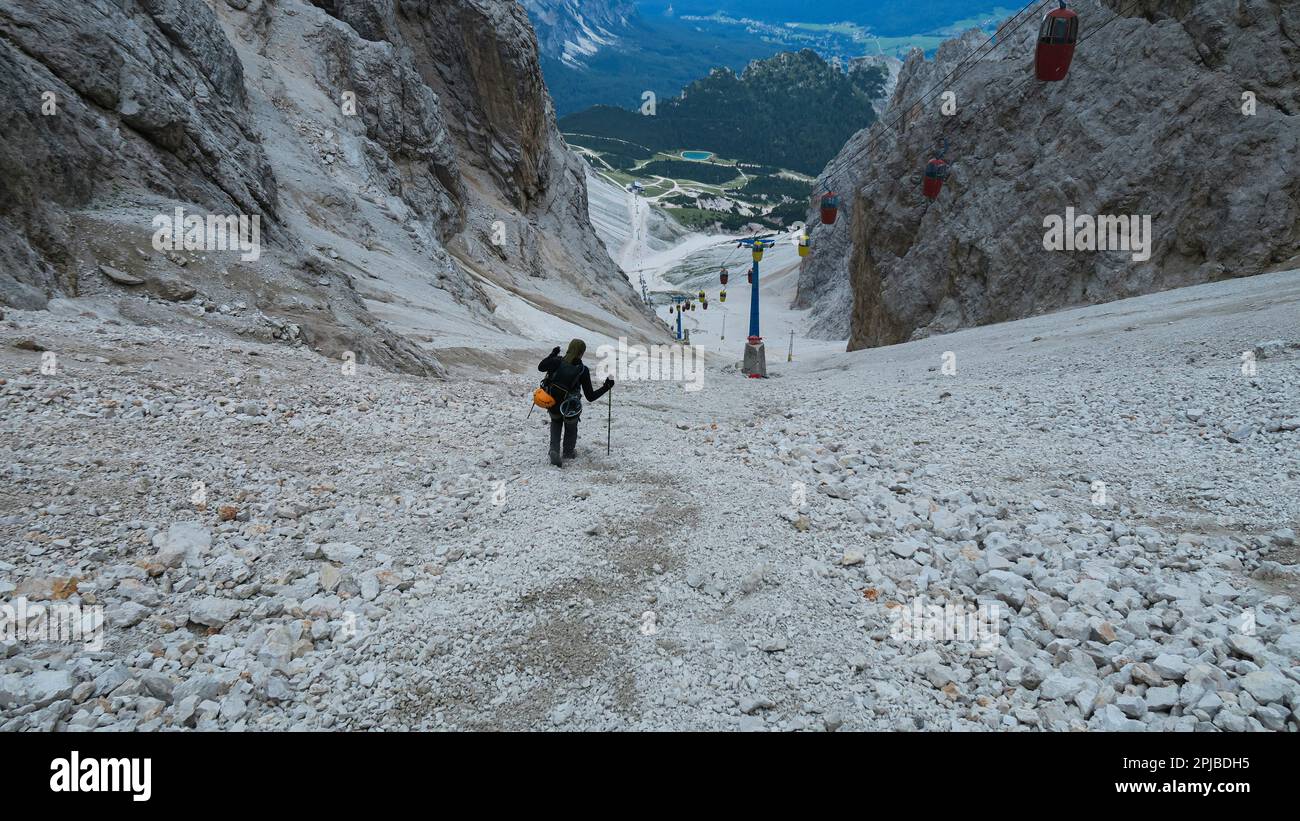 Tourist aus der Bestandsliste in der Schlucht mit dem Gondellift nach Forcella Staunies, Monte Cristallo Gruppe, Dolomiten, Italien, Dolomiten, Italien, E Stockfoto