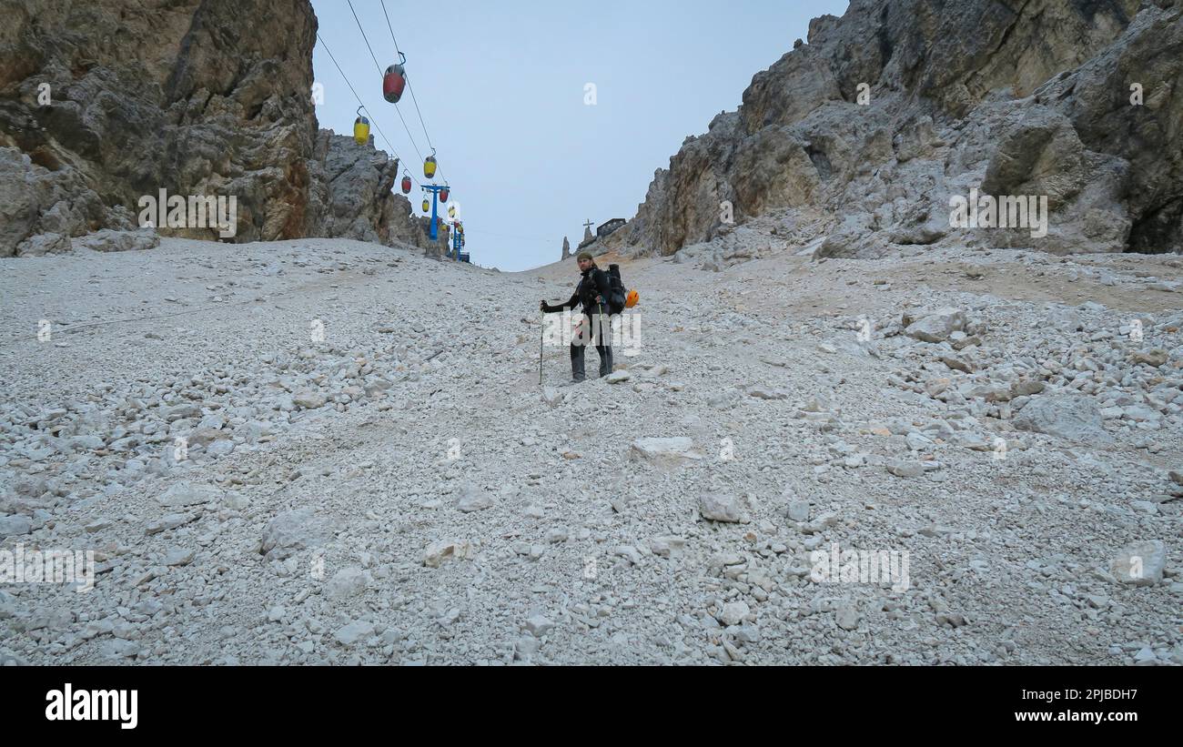 Tourist aus der Bestandsliste in der Schlucht mit dem Gondellift nach Forcella Staunies, Monte Cristallo Gruppe, Dolomiten, Italien, Dolomiten, Italien, E Stockfoto