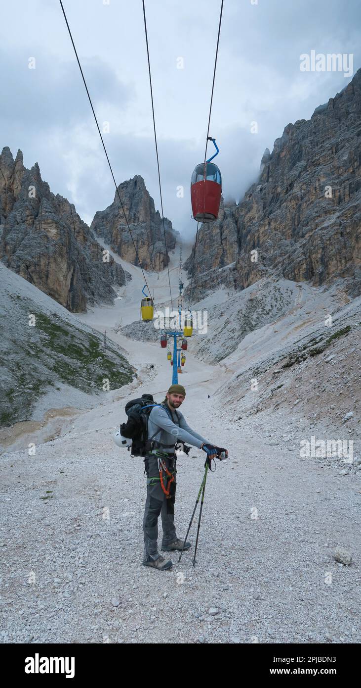 Tourist aus der Bestandsliste in der Schlucht mit dem Gondellift nach Forcella Staunies, Monte Cristallo Gruppe, Dolomiten, Italien, Dolomiten, Italien, E Stockfoto
