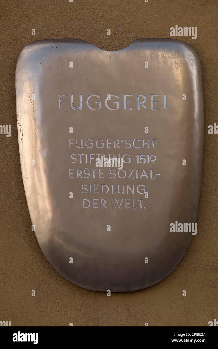 Hinweisschild an einer Hauswand der Jakob-Fugger-Siedlung, älteste Sozialsiedlung der Welt, 16. Jahrhundert, Augsburg, Bayern, Deutschland Stockfoto