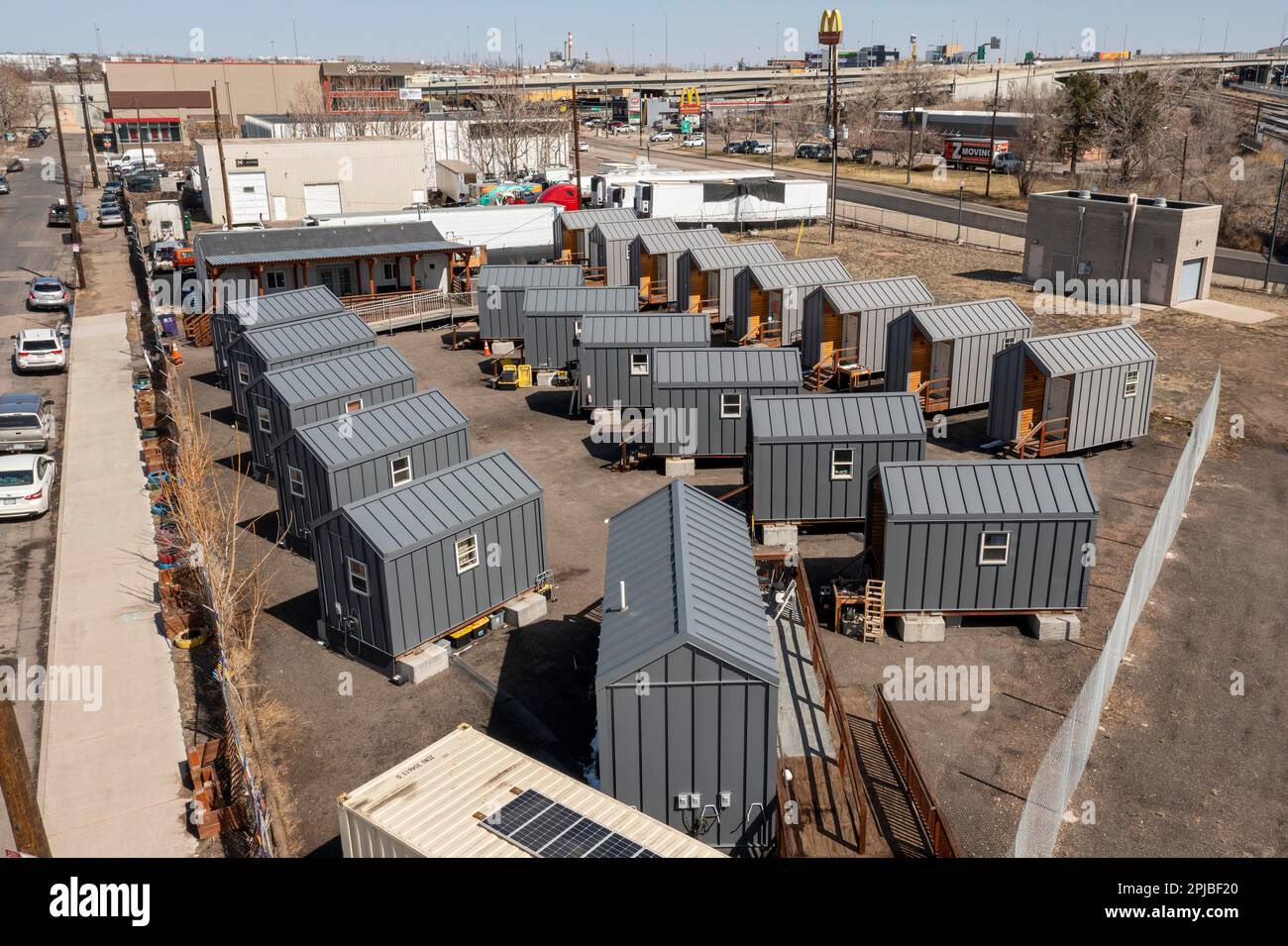 Denver, Colorado, winzige Häuser, erbaut vom Colorado Village Collaborative für Obdachlose. Das beliebte Gemeindedorf soll sein Stockfoto