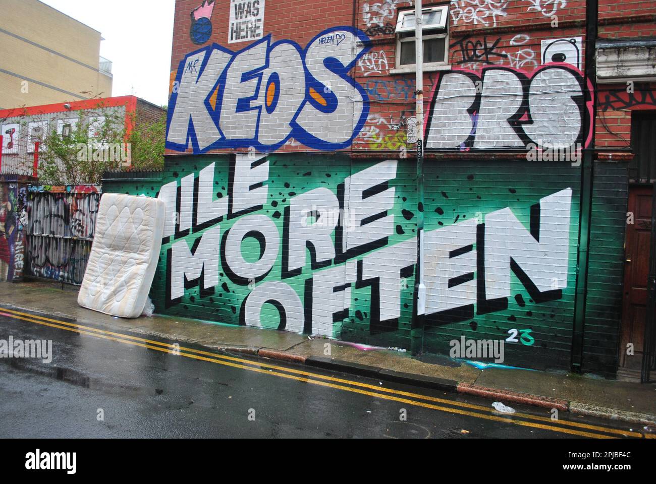 AN DEM TAG, AN DEM PM SUNAK DIE NIEDERSCHLAGUNG VON FLUGTIPPS UND GRAFFITI BEKANNT GAB, GIBT ES HIER EINE SZENE IN EAST LONDON, IN DER DIESE BEIDEN GEPRIESENEN SOZIALEN PROBLEME BESCHRIEBEN WERDEN. Stockfoto