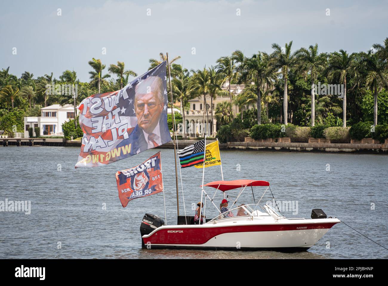 Palm Beach, Florida, USA - 1. April 2023: Junger Mann mit der Flagge in der Nähe der Mar-a-Lago Residenz von Donald Trump und zeigt seine Unterstützung Stockfoto