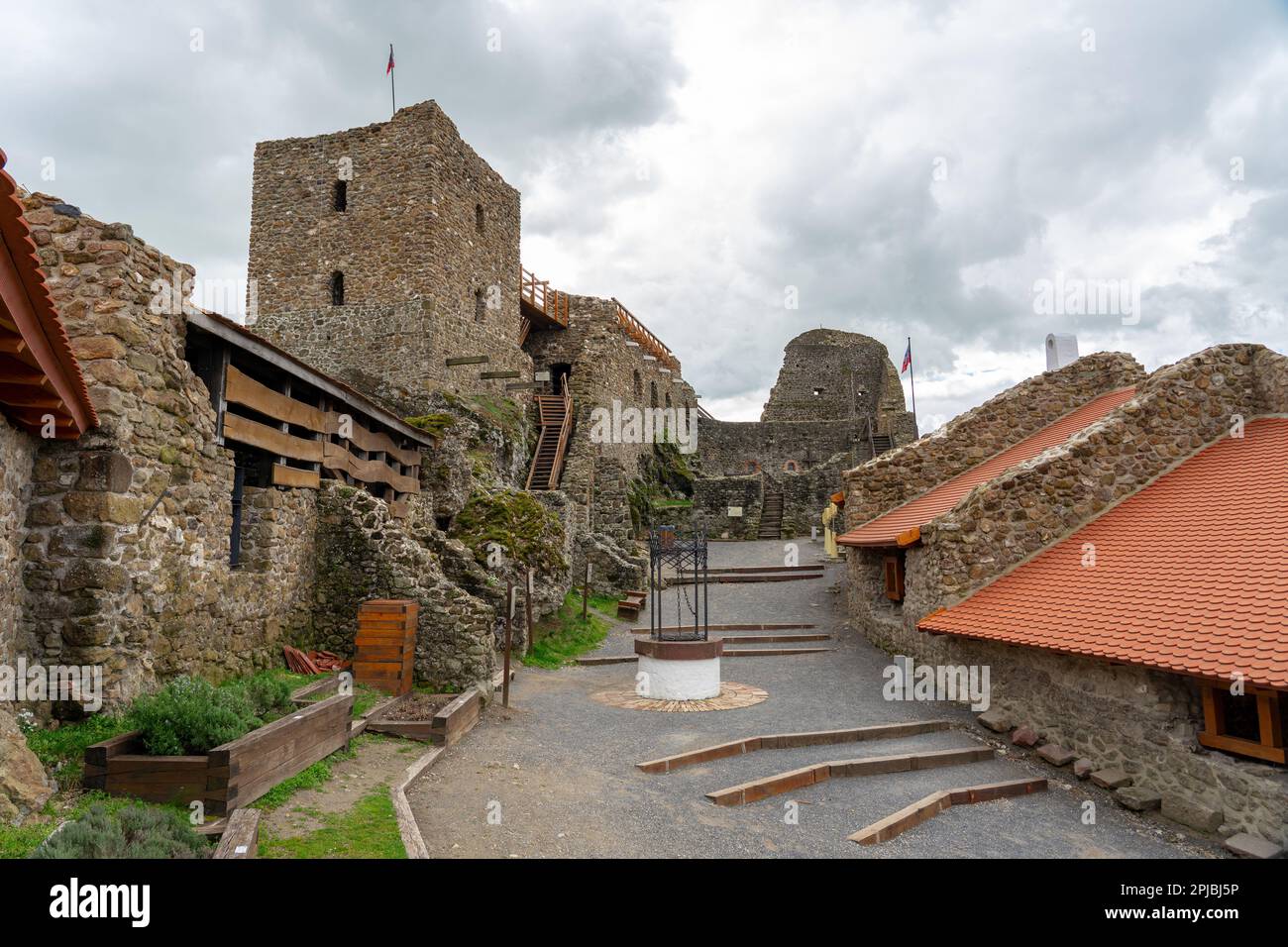 Schloss Szigliget neben dem Balaton mit wunderschönem Blick auf das Tapolca-Becken Stockfoto