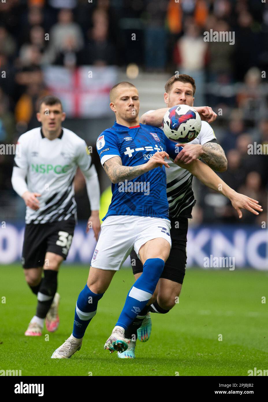 Derby County Football Team gegen Ipswich Town FC am 01. April 2023 im Pride Park Stadium in Derby, Großbritannien. Harry Clarke (Ipswich Town) zum Angriff mit dem Ball im Pride Park Stadium, Derby, UK Credit: Mark Dunn/Alamy Live News Stockfoto