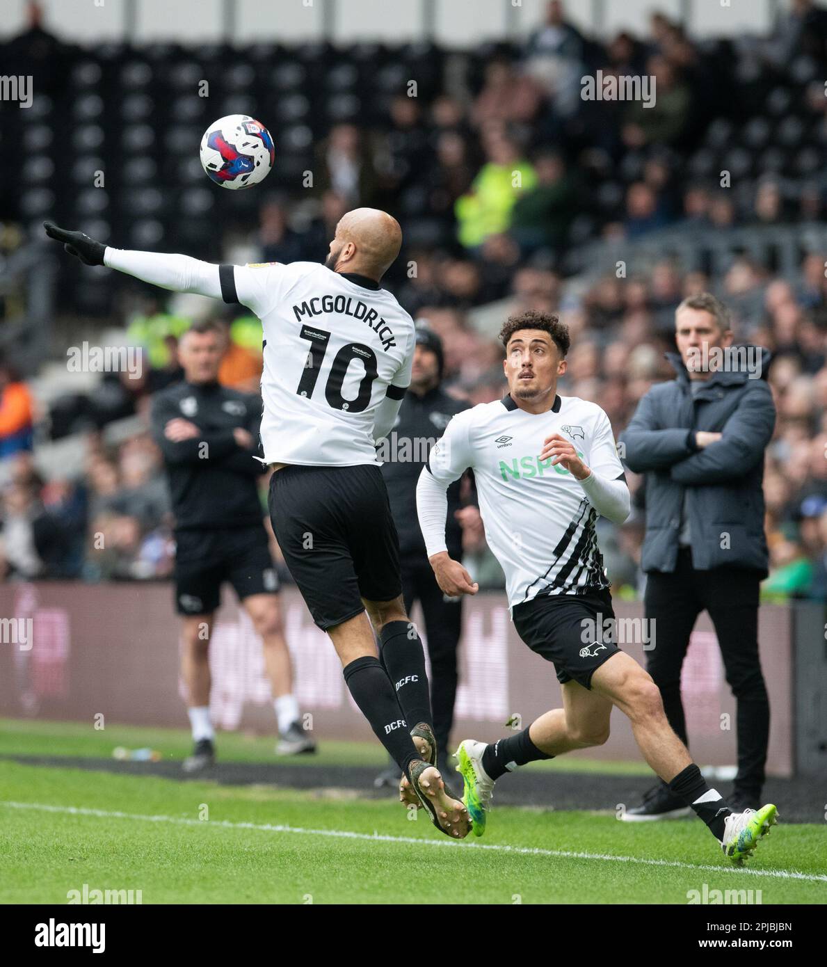 Derby County Football Team gegen Ipswich Town FC am 01. April 2023 im Pride Park Stadium in Derby, Großbritannien. David McGoldrick (Derby County) und Haydon Roberts (Derby County) mit dem Ball im Pride Park Stadium, Derby, UK Kredit: Mark Dunn/Alamy Live News Stockfoto