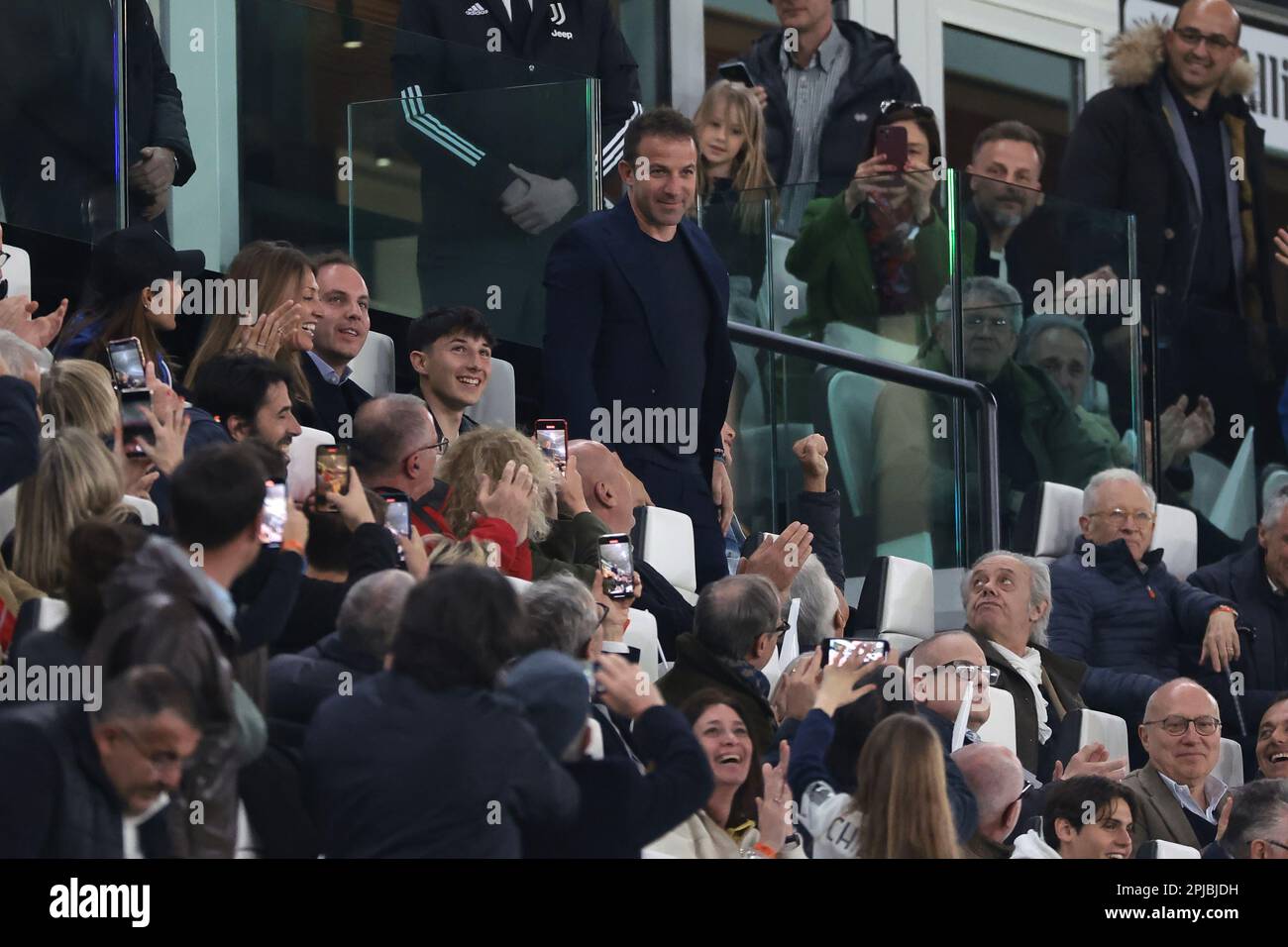 Turin, Italien, 1. April 2023. Der ehemalige Juventus-Kapitän und Stürmer Alessandro Del Piero grüßt die Fans, während sie während des Spiels der Serie A im Allianz-Stadion in Turin seinen Namen rufen. Der Bildausdruck sollte lauten: Jonathan Moscrop/Sportimage Stockfoto