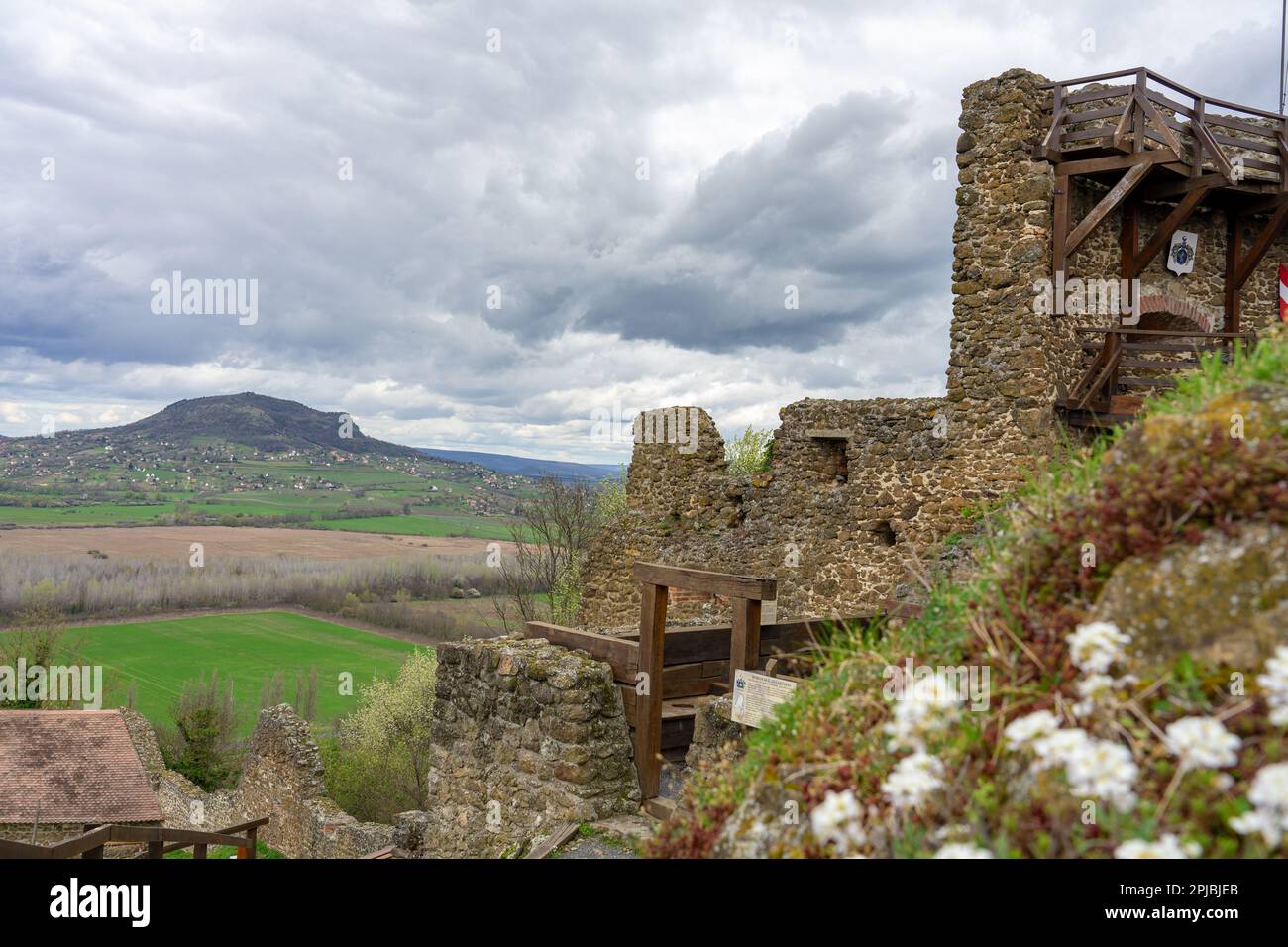 Schloss Szigliget neben dem Balaton mit wunderschönem Blick auf das Tapolca-Becken Stockfoto