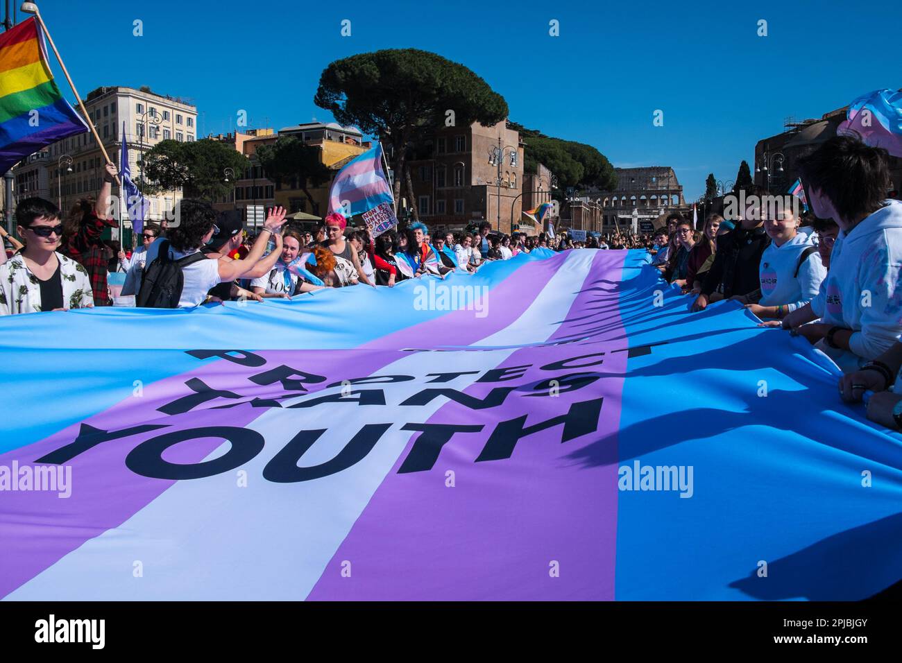 Rom, . 01. April 2023. 01/04/2023 ROM - Demonstration in Rom durch die Gender-X-Vereinigung anlässlich des Internationalen Tages der transsexuellen Sichtbarkeit: Umbenannt in "Protect Trans Youth", dies ist die erste Veranstaltung in Italien, die sich mit den Rechten und dem Schutz junger transgender und nicht transgender Menschen binär befasst. PS: Das Foto kann in Bezug auf den Kontext verwendet werden, in dem es aufgenommen wurde, und ohne die Absicht, den Anstand der Menschen zu verleumden. Kredit: Unabhängige Fotoagentur/Alamy Live News Stockfoto