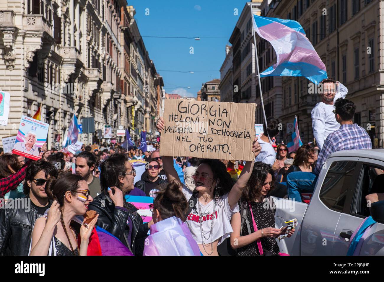 Rom, . 01. April 2023. 01/04/2023 ROM - Demonstration in Rom durch die Gender-X-Vereinigung anlässlich des Internationalen Tages der transsexuellen Sichtbarkeit: Umbenannt in "Protect Trans Youth", dies ist die erste Veranstaltung in Italien, die sich mit den Rechten und dem Schutz junger transgender und nicht transgender Menschen binär befasst. PS: Das Foto kann in Bezug auf den Kontext verwendet werden, in dem es aufgenommen wurde, und ohne die Absicht, den Anstand der Menschen zu verleumden. Kredit: Unabhängige Fotoagentur/Alamy Live News Stockfoto
