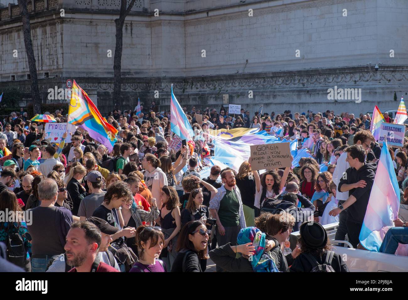 Rom, . 01. April 2023. 01/04/2023 ROM - Demonstration in Rom durch die Gender-X-Vereinigung anlässlich des Internationalen Tages der transsexuellen Sichtbarkeit: Umbenannt in "Protect Trans Youth", dies ist die erste Veranstaltung in Italien, die sich mit den Rechten und dem Schutz junger transgender und nicht transgender Menschen binär befasst. PS: Das Foto kann in Bezug auf den Kontext verwendet werden, in dem es aufgenommen wurde, und ohne die Absicht, den Anstand der Menschen zu verleumden. Kredit: Unabhängige Fotoagentur/Alamy Live News Stockfoto