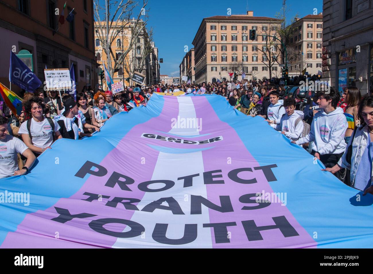 Rom, . 01. April 2023. 01/04/2023 ROM - Demonstration in Rom durch die Gender-X-Vereinigung anlässlich des Internationalen Tages der transsexuellen Sichtbarkeit: Umbenannt in "Protect Trans Youth", dies ist die erste Veranstaltung in Italien, die sich mit den Rechten und dem Schutz junger transgender und nicht transgender Menschen binär befasst. PS: Das Foto kann in Bezug auf den Kontext verwendet werden, in dem es aufgenommen wurde, und ohne die Absicht, den Anstand der Menschen zu verleumden. Kredit: Unabhängige Fotoagentur/Alamy Live News Stockfoto